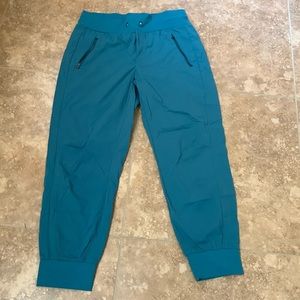 Athleta Trekkie jogger crop in 8 tall. Teal color
